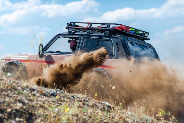 Buggy beweegt op een stoffige weg Veel stof UTV ATV