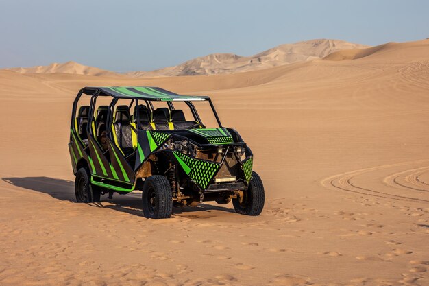Buggy is een offroad voertuig in de woestijn.