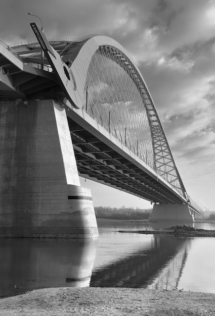 Bugrinsky-brug op de Ob De betonnen steun van de boogbrug over het water van de rivier