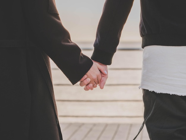 Buik van paar hand in hand