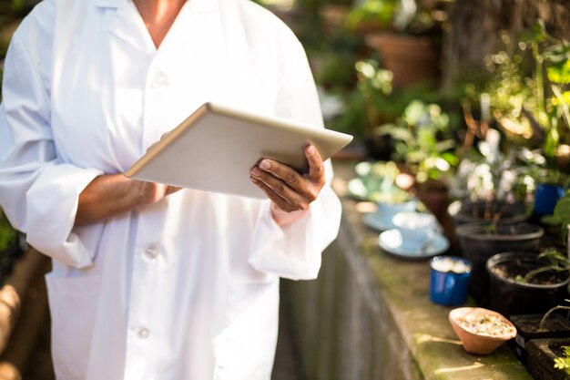 Buik van wetenschapper die digitale tablet gebruiken