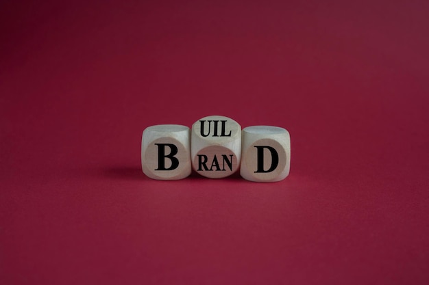 Foto build your brand symbol houten blokjes gedraaid en het woord 'build' veranderd in 'brand' beautiful