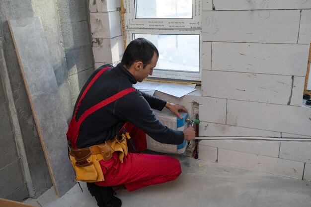 Tuttofare del costruttore con strumenti di costruzione. sfondo di ristrutturazione casa.