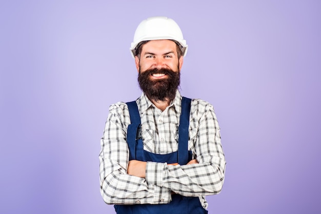 Строитель рабочий мастер в твердой шляпе строитель бригадир человек в шлеме студия портрет инженер рабочий в