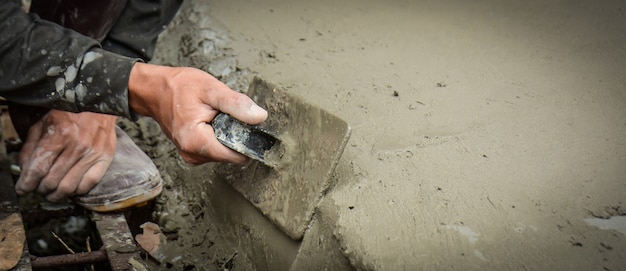 건축업자는 바닥 벽을 깔끔하게 석고로 만듭니다.