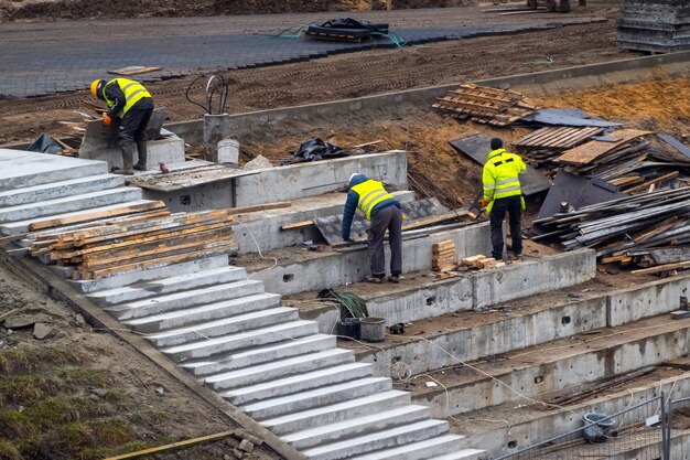 屋外の建設基礎に取り組んでいるビルダー