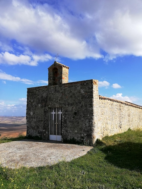 Foto costruire contro il cielo blu