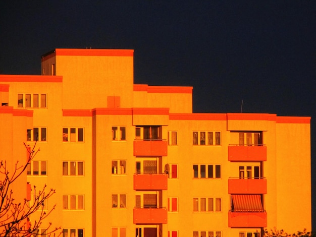 写真 明るい空に照らされた建物