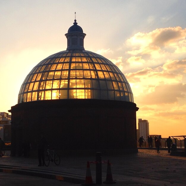 Foto costruzione contro il cielo durante il tramonto