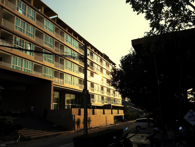 Photo building against sky during sunset