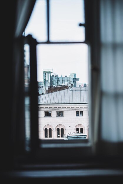 Foto edificio contro il cielo visto attraverso la finestra