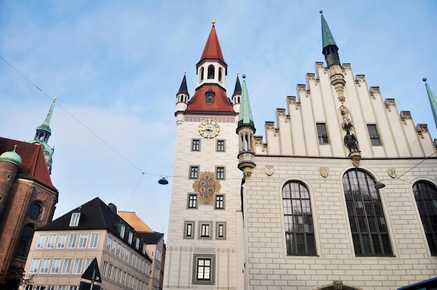 2016년 11월 16일 바이에른 독일 뮌헨 수도에서 독일인 여행자 여행을 위한 Viktualienmarkt 시장 중앙 광장에 Altes Rathaus 또는 구시청 Spielzeugmuseum을 건설하십시오.