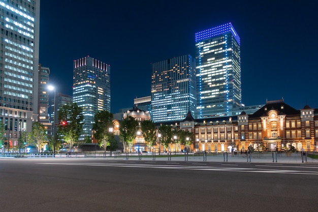 写真 夜の建物と高層ビル街