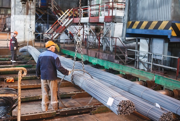 L'armatura degli edifici si trova nel magazzino dei prodotti metallurgici. elemento della struttura costruttiva.