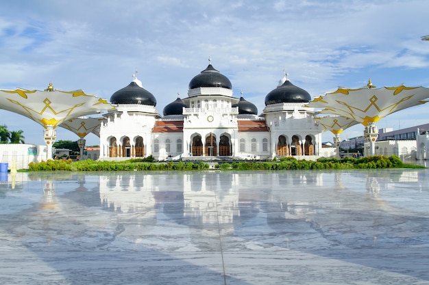 Foto edificio della grande moschea baiturrahman