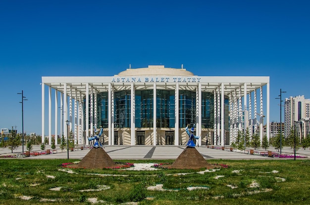 Photo the building of the ballet theater in nursultan