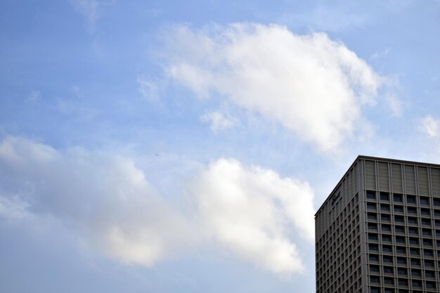 Edificio sullo sfondo del cielo blu