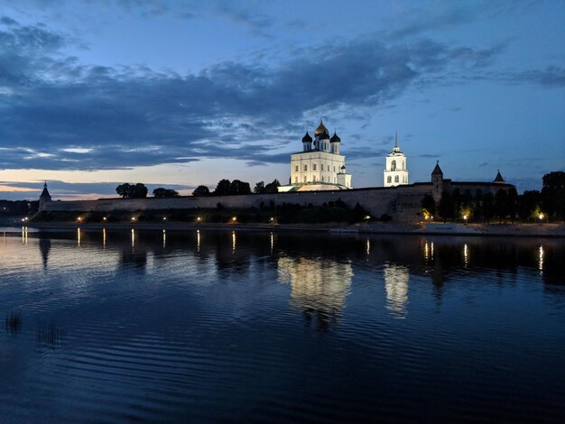 Photo building by lake at dusk