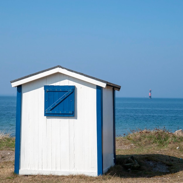 Foto costruire sul mare contro un cielo blu limpido