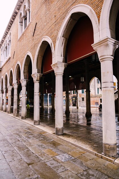 Foto edificio vicino alla strada della città bagnata