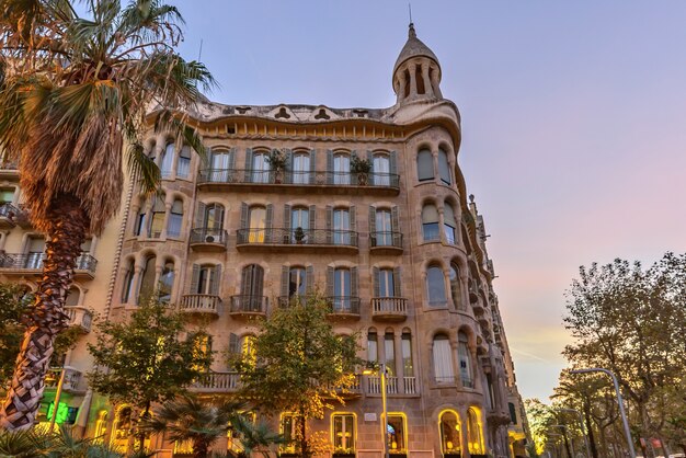 ビルCasa Sayrach at sunset、バルセロナ、スペイン