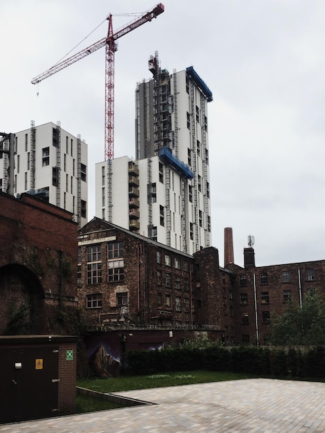 Foto edificio in costruzione contro il cielo