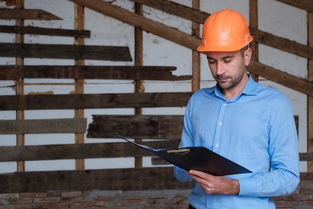 Строительный строитель архитектор инженер носить оранжевый шлем