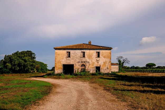 Foto costruire sul campo contro il cielo