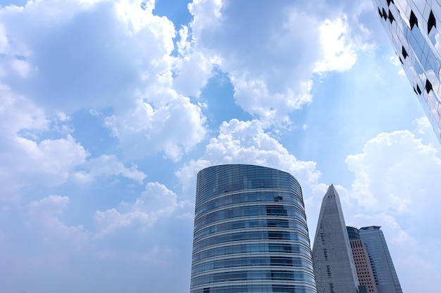 건물 유리 커튼 월과 푸른 하늘과 흰 구름