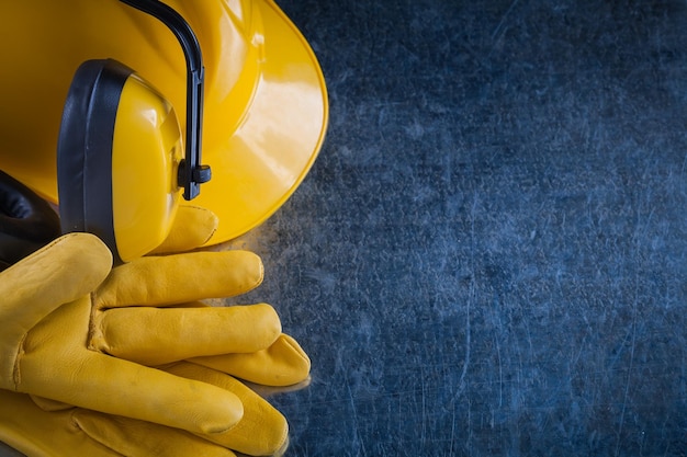 Costruzione di cuffie per casco e guanti protettivi in pelle su superficie metallica copia spazio immagine concetto di costruzione