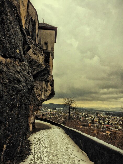 Foto costruire su una collina contro un cielo nuvoloso