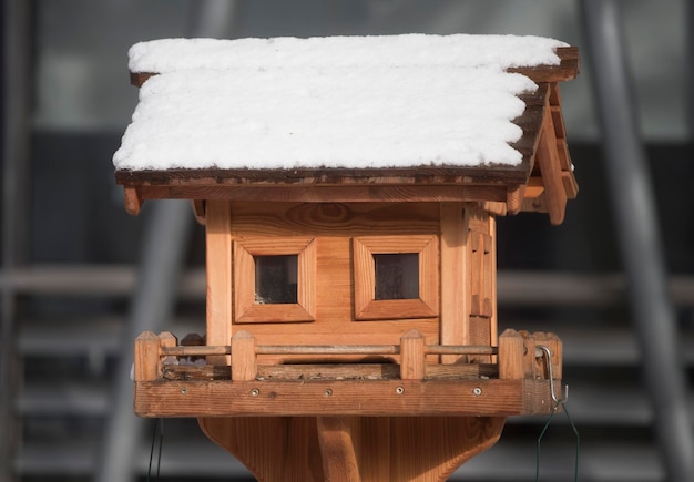 Foto un edificio o una casa in legno o in legno in inverno