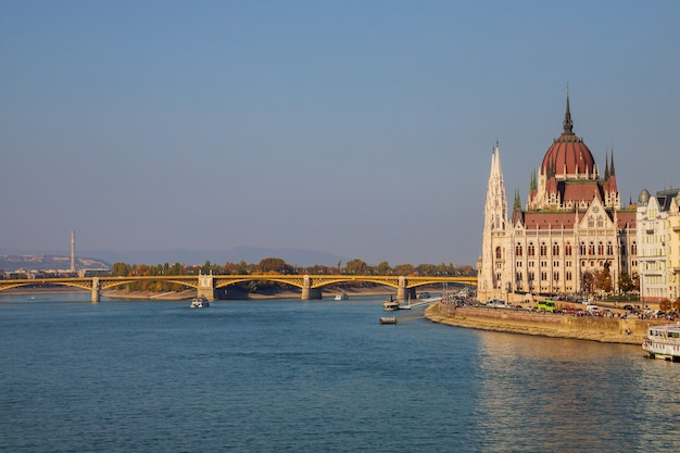 Costruzione del parlamento ungherese a budapest, capitale dell'ungheria, sul fiume danubio