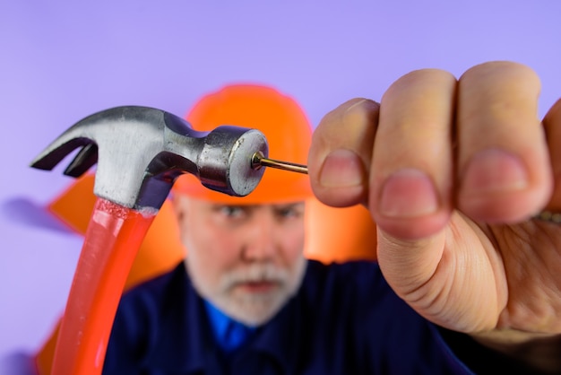 Foto uomo dell'industria edile nel costruttore di caschi da costruzione con strumenti di riparazione ingegneri che lavorano riparazioni