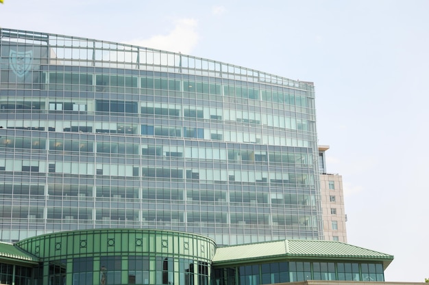 建物はガラス張りで、緑豊かなファサードが特徴です。