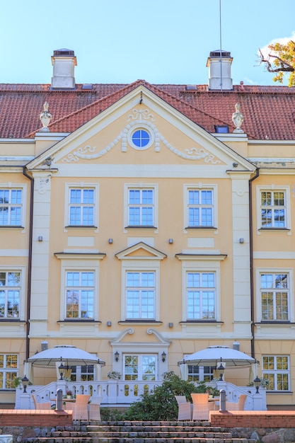 L'edificio del maniero e e il caffè sottostante