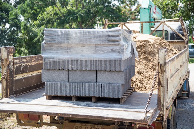 Materiali da costruzione blocchi di cemento sul luogo di costruzione