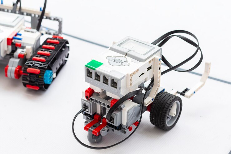 建物モデル RC ロボット コンセプト ラジコン ロボットと車 白い作業机の上の RC カーの組み立て
