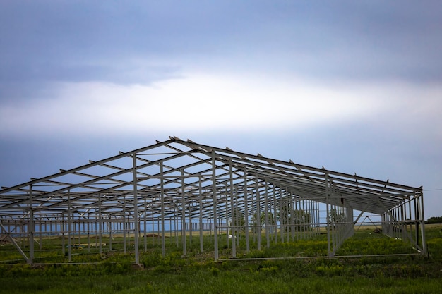 Photo the building of the new base for cows. steel structure of the future truss.