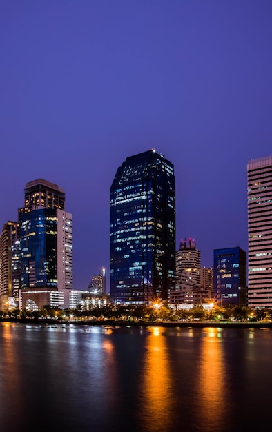 夜の建物ラチャダ湖からのバンコクの夜景