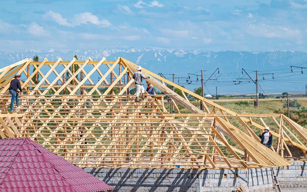 晴れた日に屋根を建てる 新しい住宅の建設のコンセプト