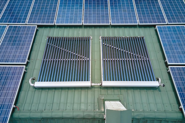 파란색 태양광 패널 및 진공 공기 태양열 집열기로 지붕을 만들고 물을 가열하고 깨끗한 생태 전기를 생산합니다. 배출이 없는 재생 가능한 전기 및 열 에너지