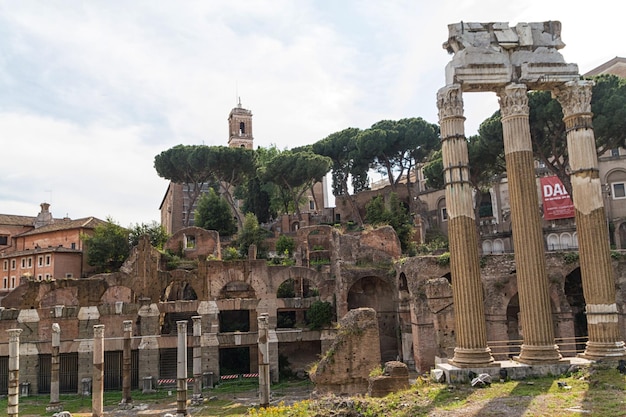 イタリアのローマに遺跡と古代の柱を建てる