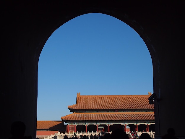 Фото Здание видно через арку на фоне чистого голубого неба