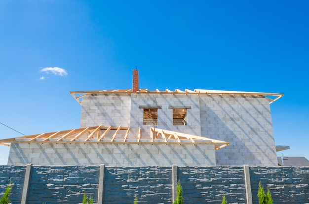 Cantiere di una casa in costruzione realizzata con blocchi di calcestruzzo espanso bianco. costruire una nuova cornice di casa.