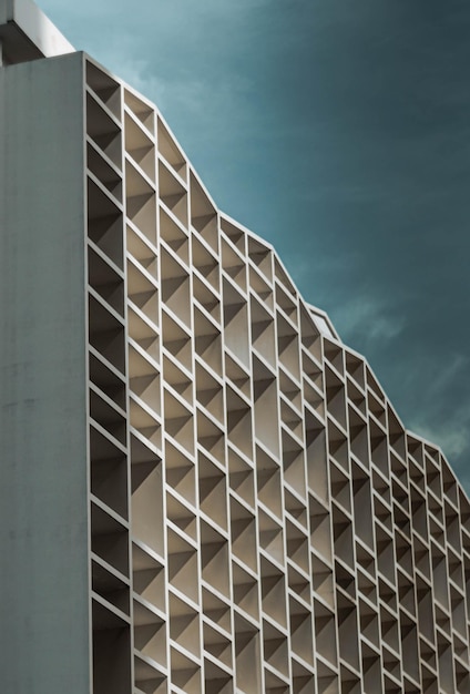 シェーディングを示すモダンなスタイルの建物のスキンファサードは、シェードとシャドウを分割しますファサードアーキテクチャの立面図デザイン