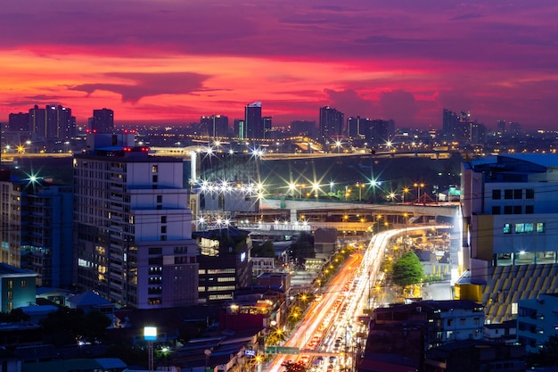 Photo building at the sunset with twilight sky blue purple background city landscape