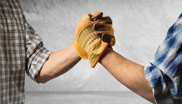 Foto concetto di costruzione, lavoro di squadra, partnership, gesto e persone