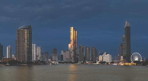 写真 バンコクの街の川に沿って 夕方には数つの雲がある