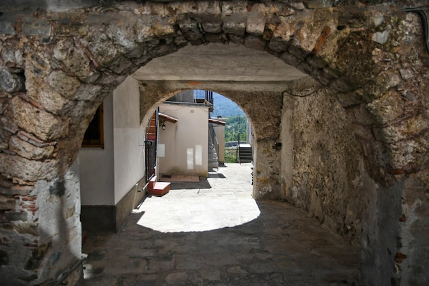 Photo a building with an arch that says  the name of the house